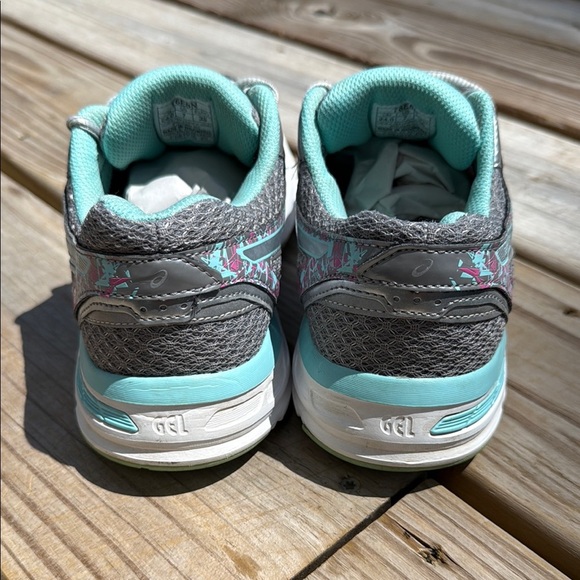 ASICS Size 7 Gray and Green Athletic Shoes with Breathable Mesh - Picture 3 of 11